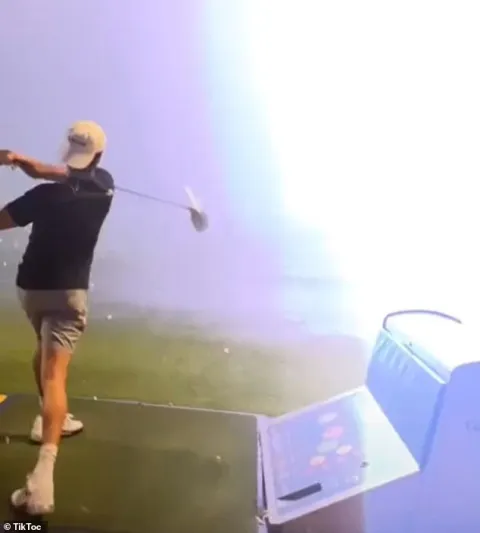 أمريكي ينجو من الموت بأعجوبة بعد قذف كرة غولف في قلب عاصفة رعدية (فيديو)