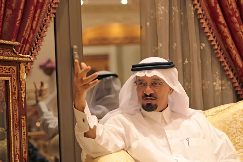 عبد اللطيف بن محمد العبد اللطيف للرجل: بدأت بتقديم القهوة والشاي للموظفين وانتهيت شريكاً وعضواً في مجلس الإدارة 