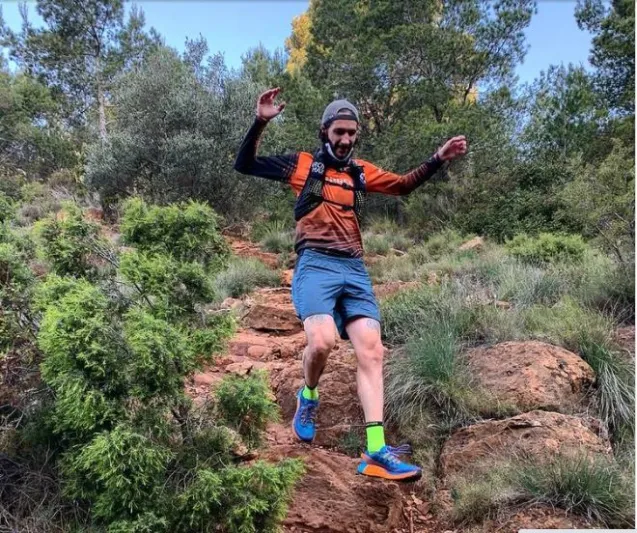 إرادة لا تعرف المستحيل.. عداء يعيش بلا معدة ولا قولون ولا مثانة (صور)