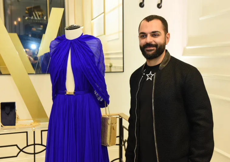 غرائب الأزياء: فستان سهرة رجالي من التول والكريستال (صور)