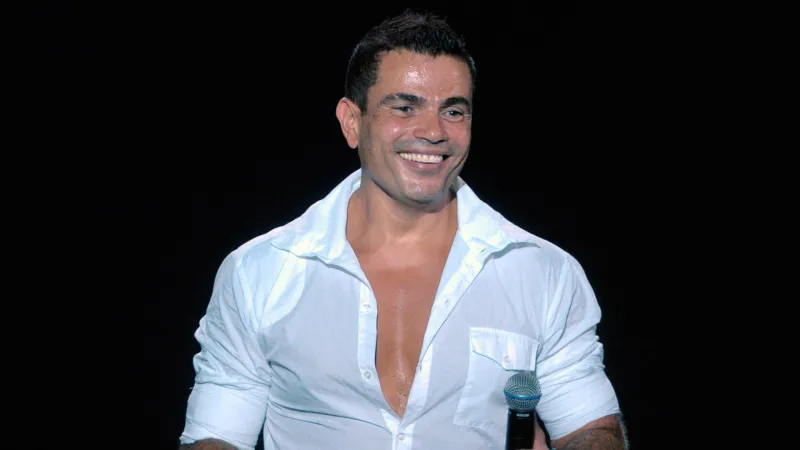 أول ظهور لعمرو دياب بعد أنباء تدهور حالته الصحية يحسم الجدل (فيديو)