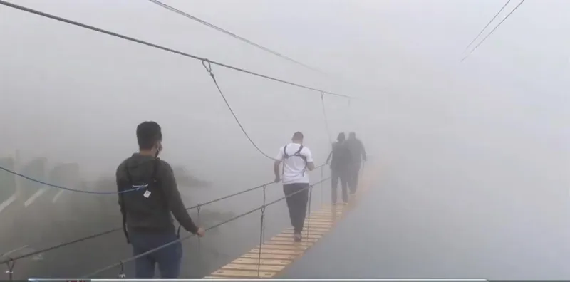 ممشى السحاب في غابة رغدان يجذب عشاق الطبيعة والمغامرة (فيديو)