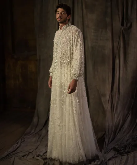 غرائب الأزياء: فستان سهرة رجالي من التول والكريستال (صور)