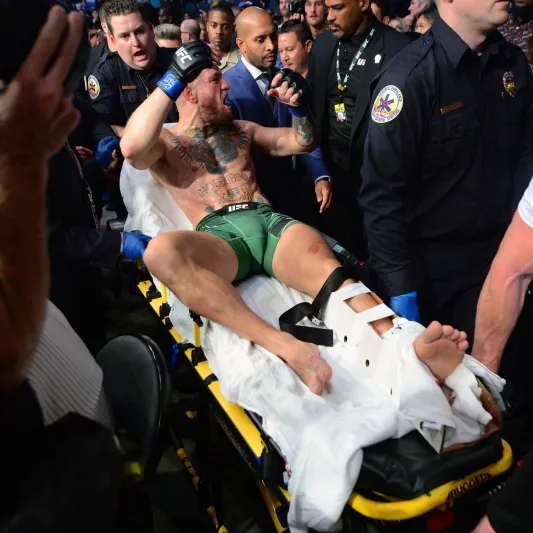 نور محمدوف يفاجئ ماكغريغور بتعليق صادم بعد كسر ساقه (فيديو)