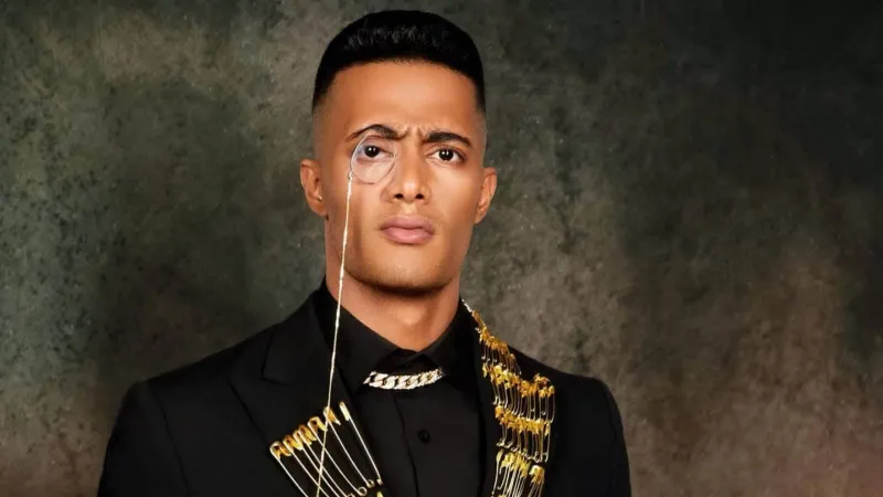 لماذا ظهر «محمد رمضان» حافي القدمين في أحدث تكريماته؟ (فيديو)