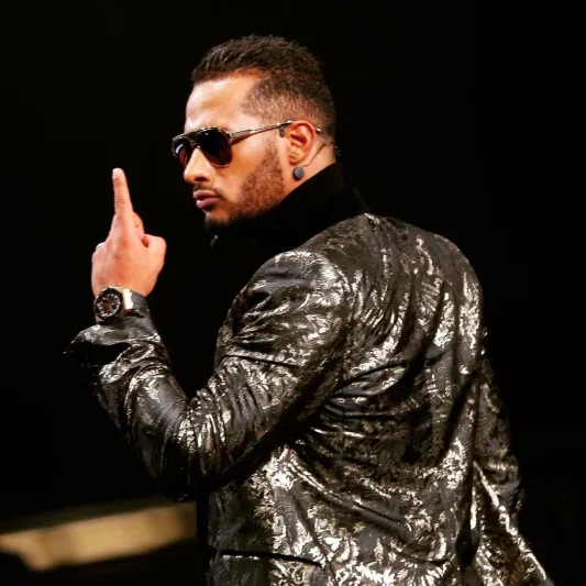 لماذا ظهر «محمد رمضان» حافي القدمين في أحدث تكريماته؟ (فيديو)