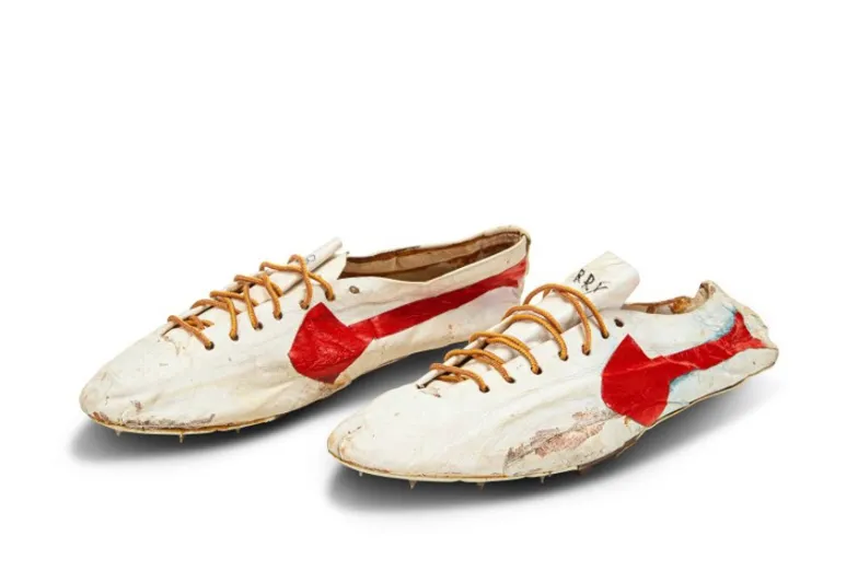 حذاء رياضي مهترئ من الستينيات للبيع بمليون دولار  (صور)