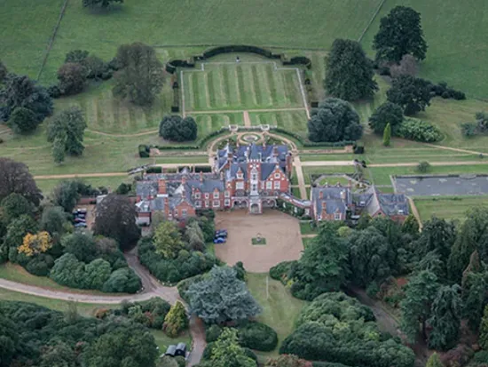 أكثر هدايا الزفاف الملكي غرابة. ميجان وهاري حصلا على ثور هندي!