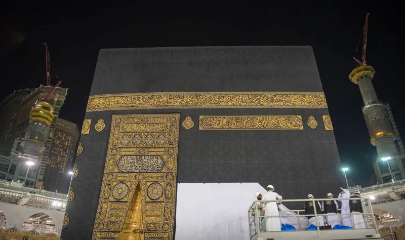 رفع ثوب الكعبة المشرفة استعداداً لموسم حج 2021