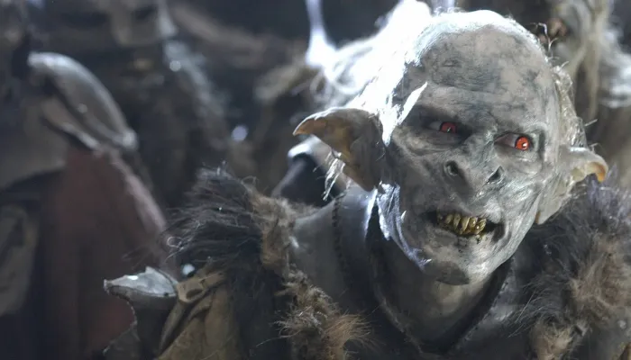  شاب يقطع أنفه ولسانه ويضع قرونًا ليشبه شياطين سيد الخواتم (فيديو)