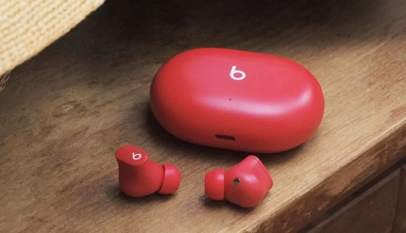 آبل تستخدم هاتف "Galaxy S21" للترويج لسماعة جديدة