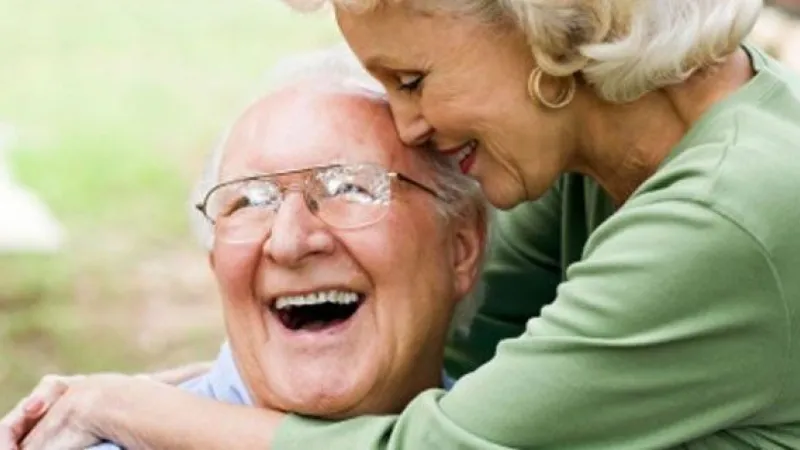 دراسة: الزواج يقي الرجال من الإصابة بهذا المرض