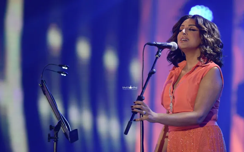 لماذا بكت أنغام على المسرح خلال حفلها في جدة؟! (فيديو)