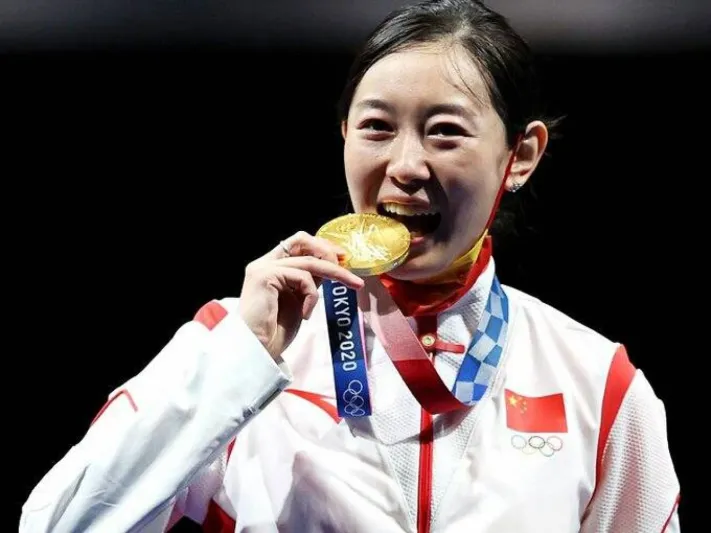 لماذا حذر منظمو أولمبياد طوكيو الفائزين من عض الميداليات؟!