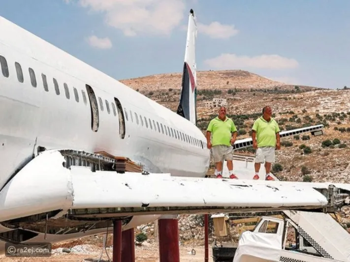 توأمان يحولان طائرة إلى مطعم وقاعة أفراح