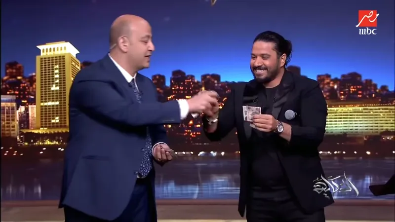 على الهواء مباشرة عمرو  أديب يدفع 500 جنيه.. فما السبب؟ ( فيديو)