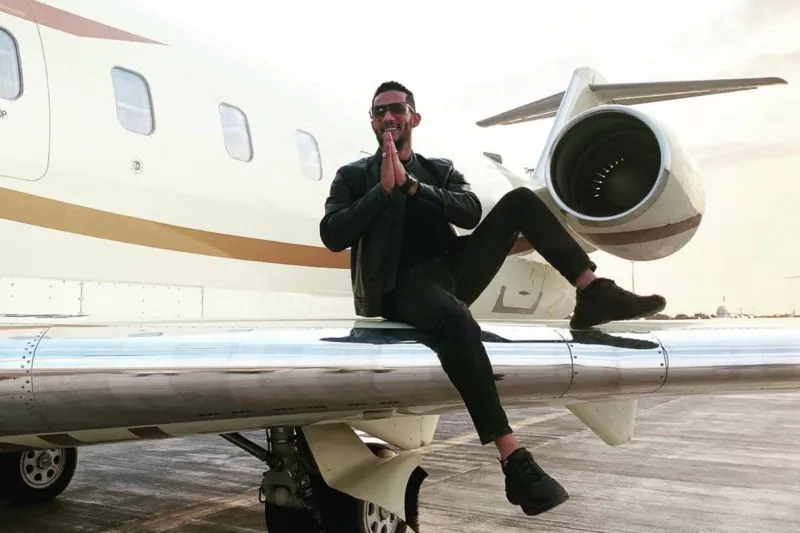 محمد رمضان يثير الجدل مجدداً بطائرته الخاصة