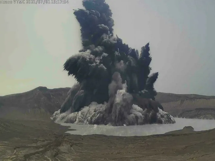 بركان في الفلبين ينفث غازاً ساماً 