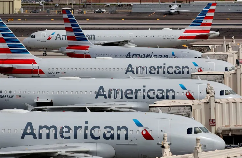 أول تعليق من الخطوط الجوية الأمريكية على تقييد مسافرة بشريط لاصق
