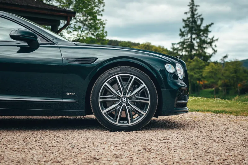 بنتلي موتورز تطرح سيارتها الكهربائية الجديدة كليًا Flying Spur Hybrid بنتلي موتورز تطرح سيارتها الكهربائية الجديدة كليًا Flying Spur Hybrid