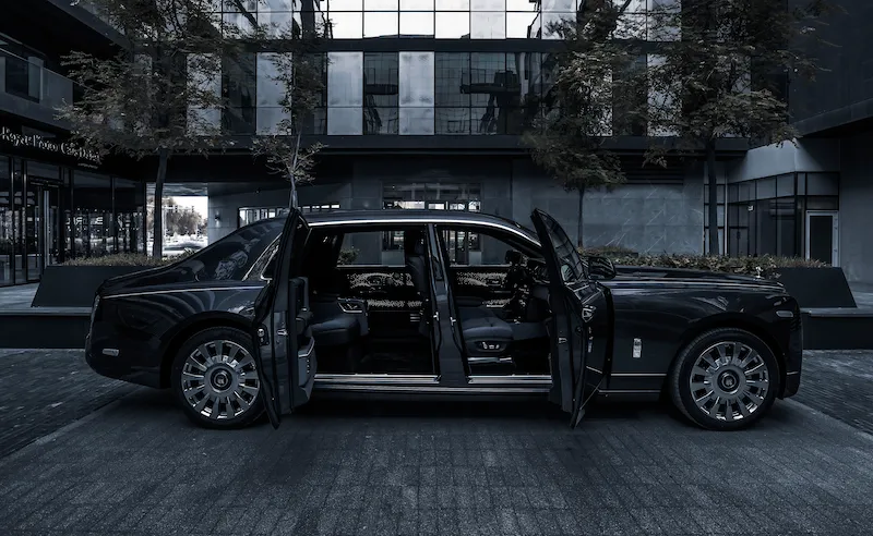 رولز رويس الجديدة «فانتوم تيمبوس» تتلألأ بتصميم جذاب