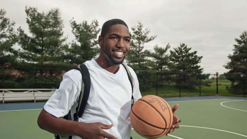 كيف عاش شاب 18 شهراً بلا قلب؟ (فيديو) 