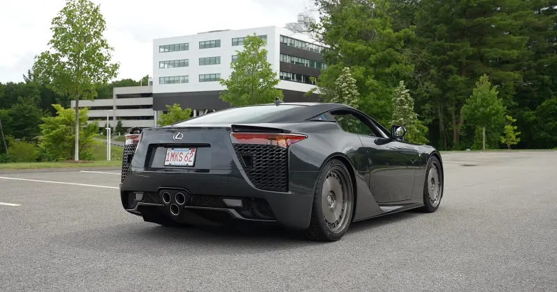 لكزس LFA تصدم الجميع بمحركها الخارق بعد 10 سنوات من طرحها (فيديو)