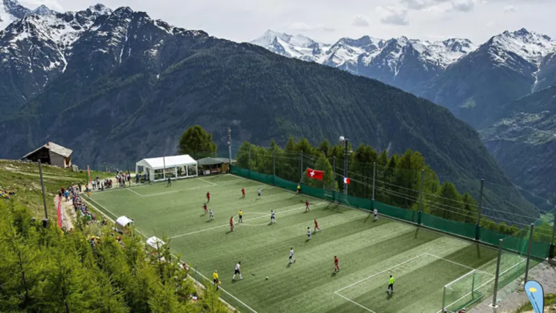 سطح منزل يتحوّل إلى ملعب كرة أعلى قمم فيفاء في جازان (فيديو)