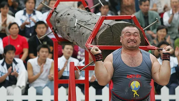 أقوى رجل في روسيا يرفع منصة فوقها طائرة مروحية ( فيديو)