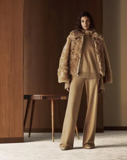 مجموعة أزياء لورو بيانا لخريف وشتاء 2021-2022