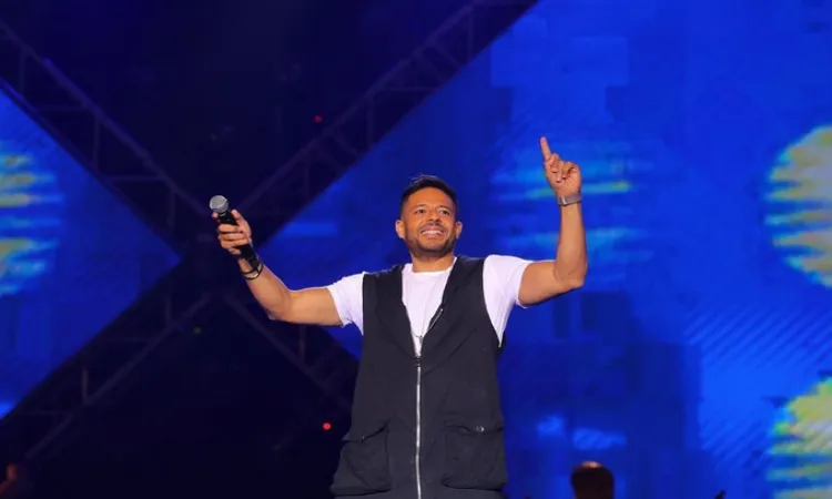 استوحِ إطلالتك القادمة من أناقة الفنان «محمد حماقي» (صور)