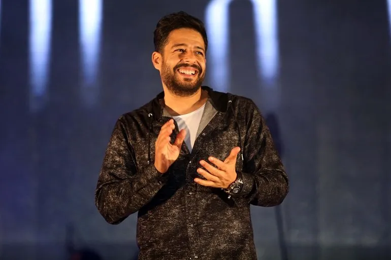 استوحِ إطلالتك القادمة من أناقة الفنان «محمد حماقي» (صور)