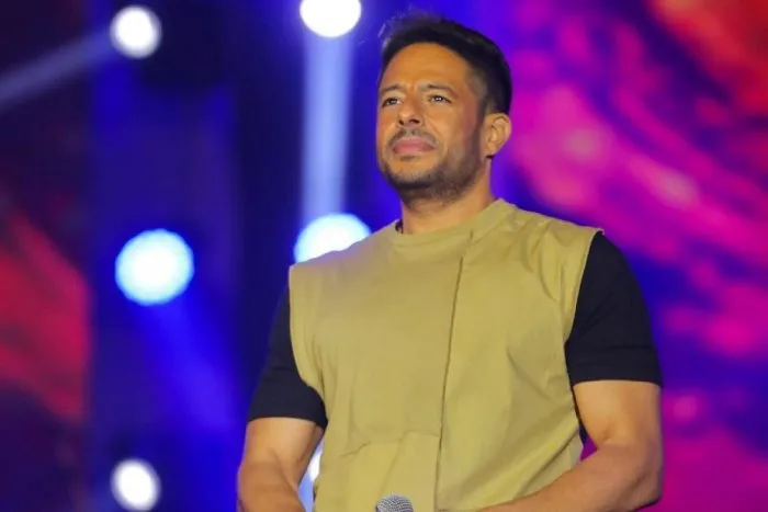 استوحِ إطلالتك القادمة من أناقة الفنان «محمد حماقي» (صور)