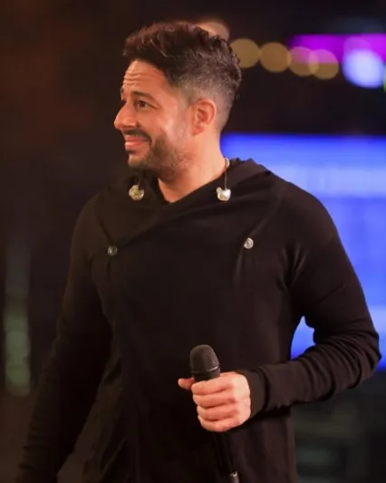 استوحِ إطلالتك القادمة من أناقة الفنان «محمد حماقي» (صور)