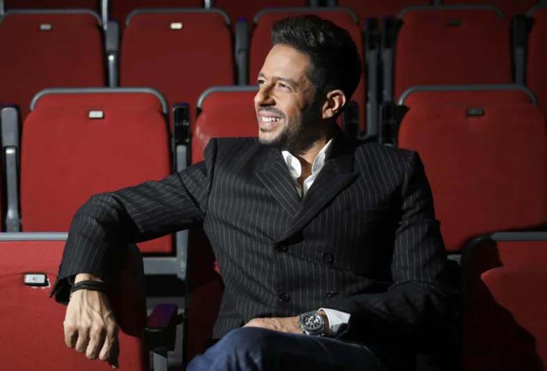 استوحِ إطلالتك القادمة من أناقة الفنان «محمد حماقي» (صور)