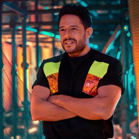 استوحِ إطلالتك القادمة من أناقة الفنان «محمد حماقي» (صور)