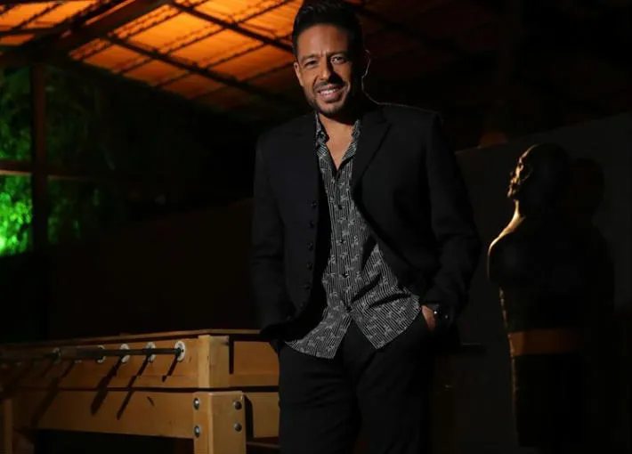 استوحِ إطلالتك القادمة من أناقة الفنان «محمد حماقي» (صور)