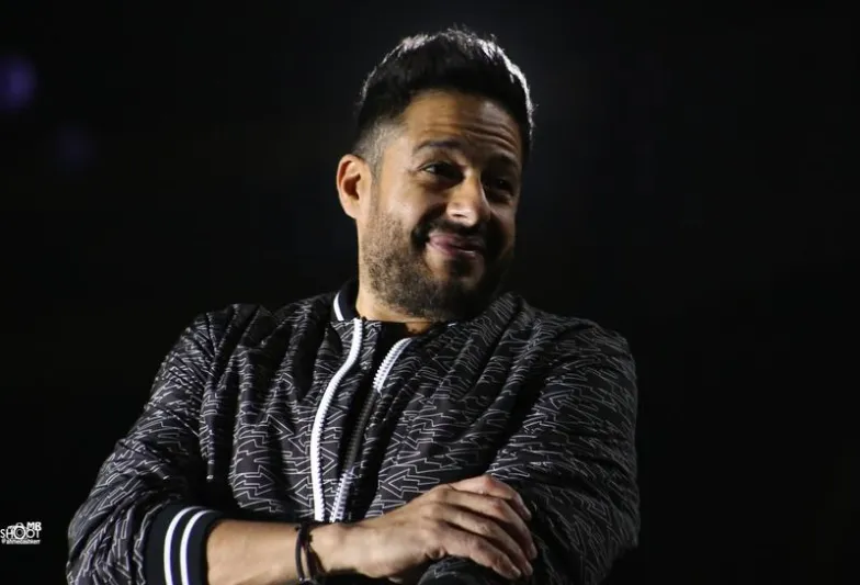 استوحِ إطلالتك القادمة من أناقة الفنان «محمد حماقي» (صور)