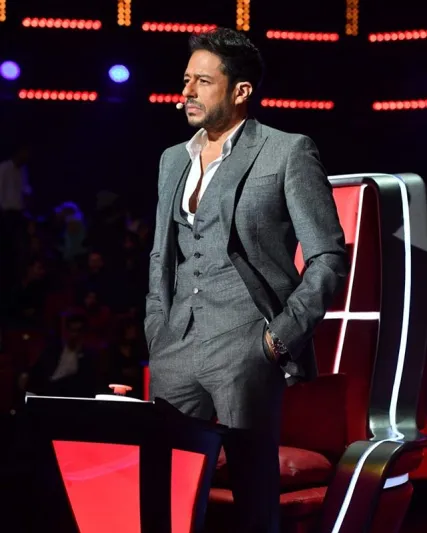 استوحِ إطلالتك القادمة من أناقة الفنان «محمد حماقي» (صور)