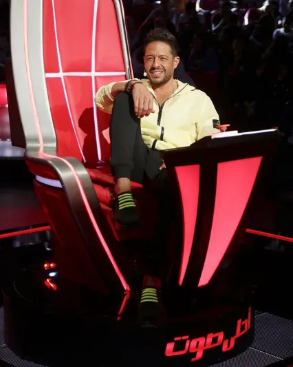 استوحِ إطلالتك القادمة من أناقة الفنان «محمد حماقي» (صور)