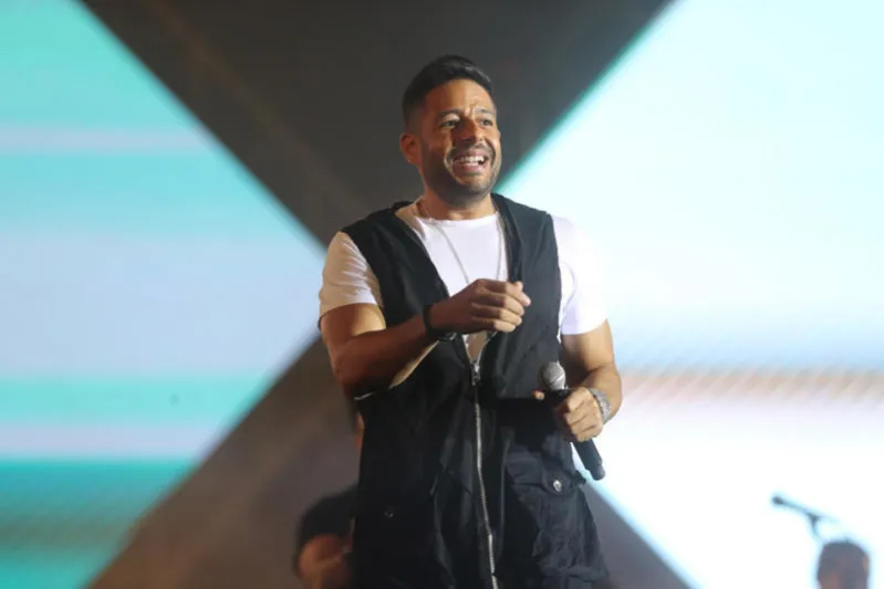 استوحِ إطلالتك القادمة من أناقة الفنان «محمد حماقي» (صور)