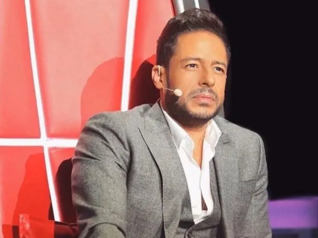 استوحِ إطلالتك القادمة من أناقة الفنان «محمد حماقي» (صور)