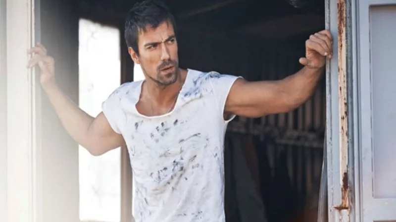 شاهد الممثل «​إبراهيم تشيليكول» خلال مشاركته في إخماد حرائق تركيا