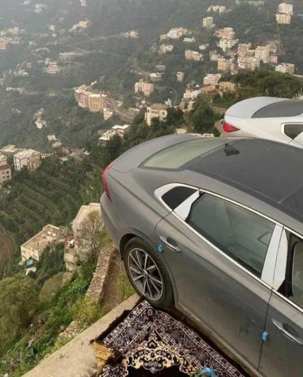 سعوديون يستعرضون بسياراتهم ويقفون على حافة مرتفعات فيفاء! (فيديو)