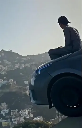 سعوديون يستعرضون بسياراتهم ويقفون على حافة مرتفعات فيفاء! (فيديو)