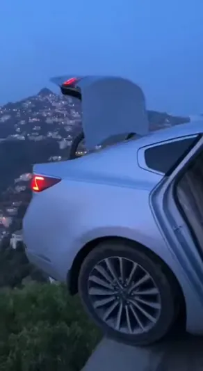 سعوديون يستعرضون بسياراتهم ويقفون على حافة مرتفعات فيفاء! (فيديو)