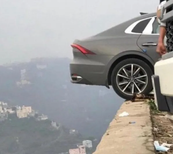 سعوديون يستعرضون بسياراتهم ويقفون على حافة مرتفعات فيفاء! (فيديو)