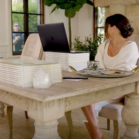 فيديو طريف للأمير هاري أثناء مقاطعته لزوجته خلال مقابلة بحركات بهلوانية 