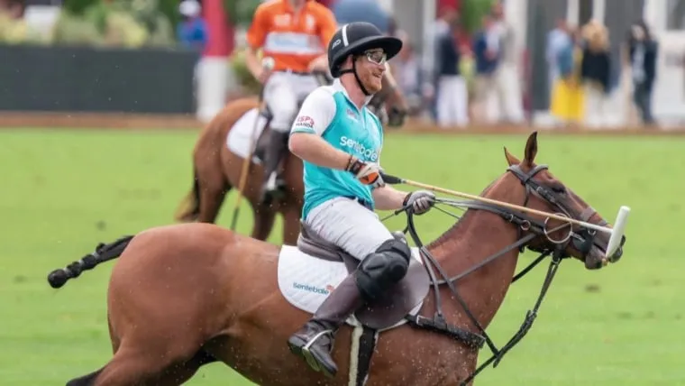 شاهد الأمير هاري يلعب بولو ويتبرع بـ1.5 مليون دولار (فيديو)