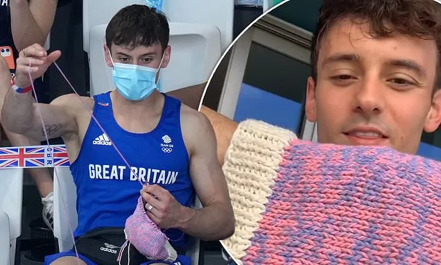 سباح أولمبي يخطف الكاميرات بحياكته للصوف وسط أصعب منافسات طوكيو 2020! (فيديو)